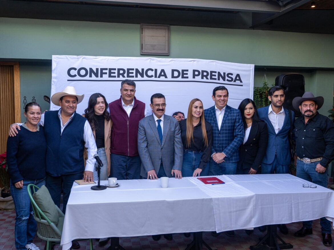 Érika Pérez en la rueda de prensa donde estuvo acompaña de militantes destacados