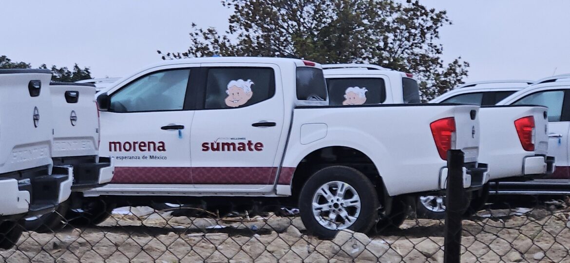 Camionetas rotuladas con logos de Morena