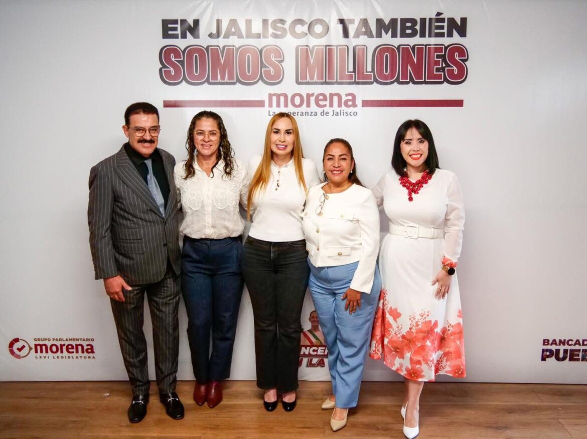 Erika Pérez, al centro, acompañada de liderazgos de Morena