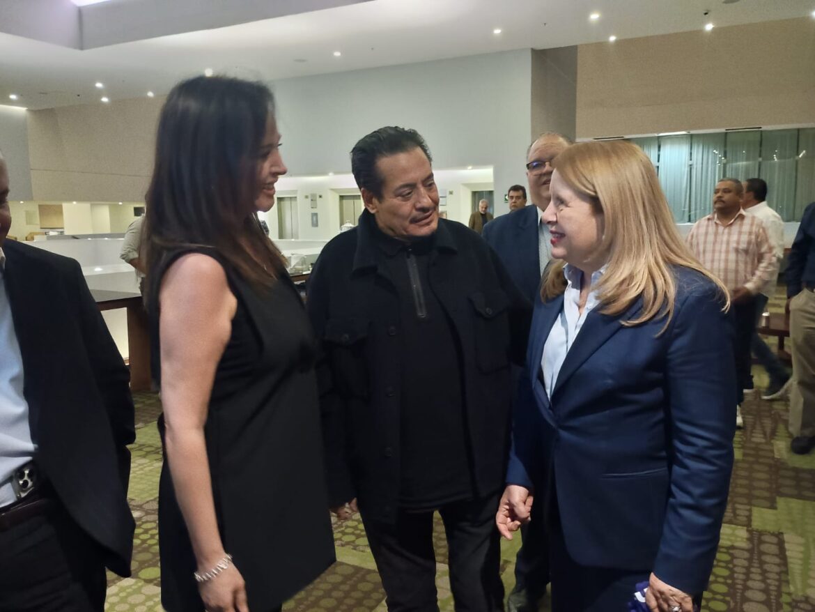 Loretta Ortiz (derecha) y Juan Huerta, dirigente de la CTM Jalisco