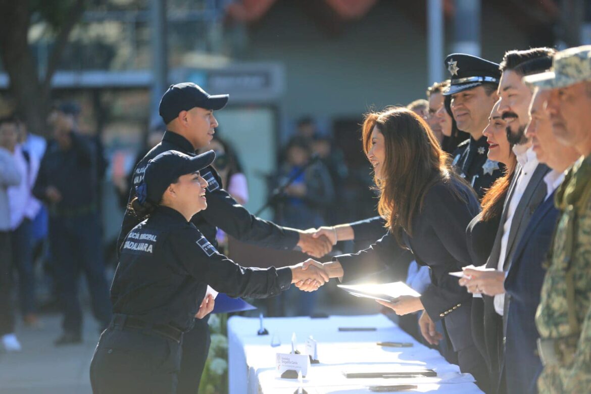 Verónica Delgadillo felicita a policías recién graduadas
