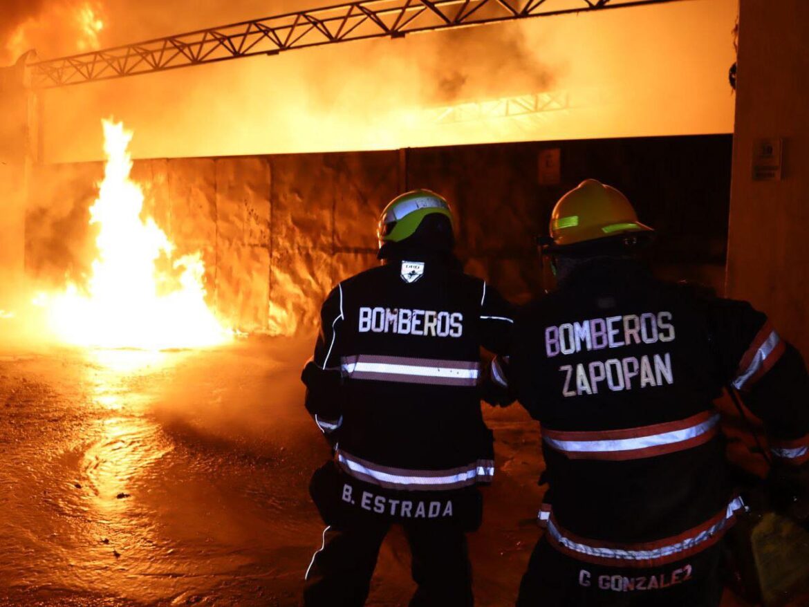 Bomberos de Zapopan combaten tres incendios