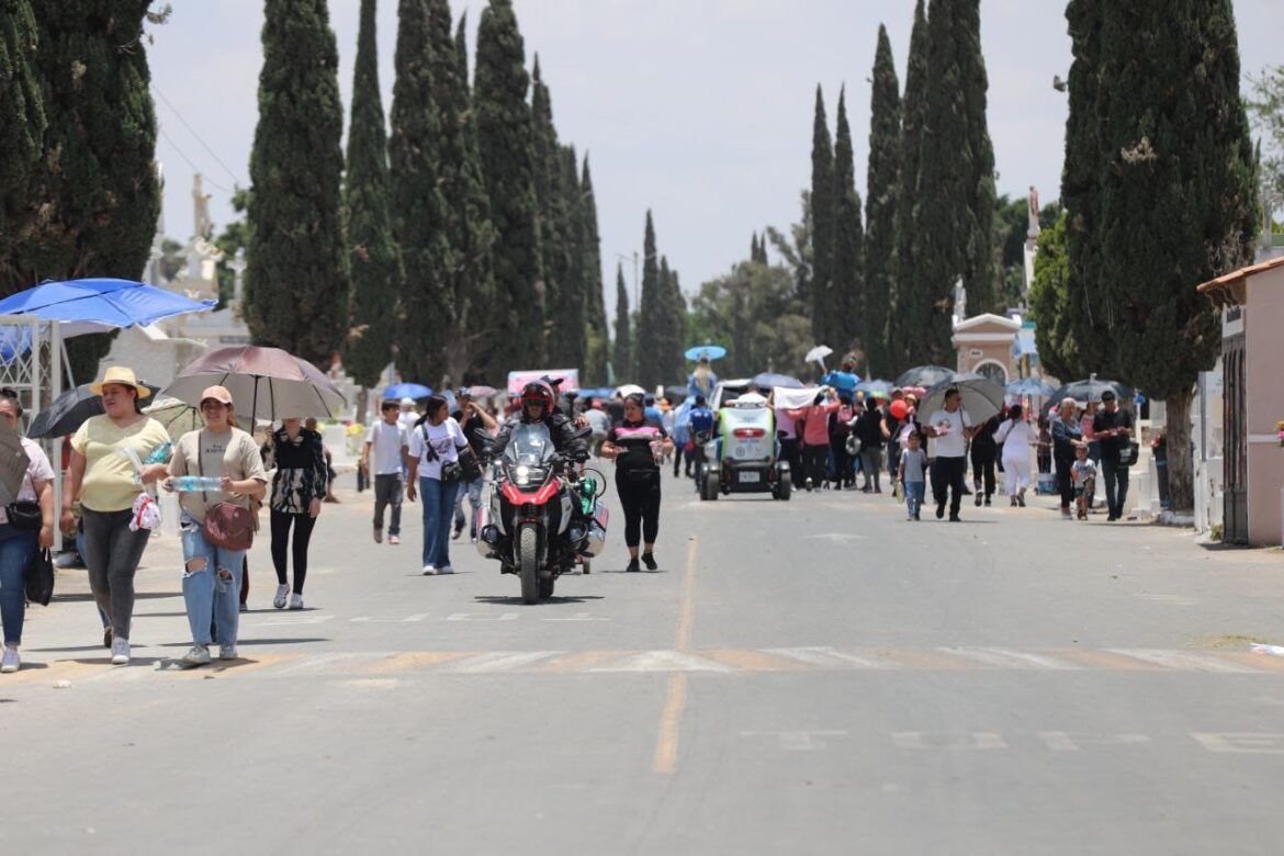 Guadalajara: saldo blanco por Día de las Madres es lo que reporta el gobierno municipal encabezado por Verónica Delgadillo. Las autoridades de Guadalajara señalan que 110 mil personas visitaron los panteones municipales de Guadalajara con motivo de los festejos del 10 de mayo. El dispositivo montado inició el viernes y concluyó el domingo por la noche, siendo el 10 de mayo cuando acudió a los cementerios el 64 por ciento de los visitantes. Logran 700 servidores el saldo blanco Informa Guadalajara que para cuidar a las y los tapatíos y garantizar su seguridad, se contó con el apoyo de más de 700 servidores públicos de dependencias como la Coordinación Municipal de Gestión Integral de Riesgos, Protección Civil y Bomberos, la Comisaría de Guadalajara, la Dirección de Inspección y Vigilancia, el Sistema DIF Guadalajara, la Dirección de Movilidad y los Servicios Médicos Municipales. Los servicios médicos brindaron, durante los tres días que duró el operativo, trece atenciones menores, como golpes de calor o lesiones leves por caídas. Previo al operativo, la Coordinación General de Servicios Públicos Municipales realizó diversas acciones para proteger la integridad de las personas que acudieron a los panteones, con la instalación de señalética horizontal y vertical para guiar a los visitantes. Durante el dispositivo de seguridad, se reforzaron las medidas preventivas y a través de la Dirección de Inspección y Vigilancia se realizaron 130 supervisiones a los puestos semifijos, mientras que la Dirección de Movilidad infraccionó a cinco vehículos mal estacionados. Un comunicado oficial señala que el Gobierno de Guadalajara agradece a las y los tapatíos por seguir las indicaciones de las autoridades, pues con esta acción de corresponsabilidad, se logró saldo blanco en el Operativo por el Día de las Madres. * El domingo, con escenario en el Centro Histórico de la Perla Tapatía, más de 10 mil personas entre madres y sus familias, participaron en “El Festival de las Mamás”, que organizaron este domingo los gobiernos de Jalisco y Guadalajara.